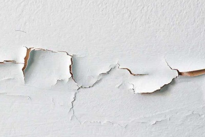 tường mới sơn bong tróc